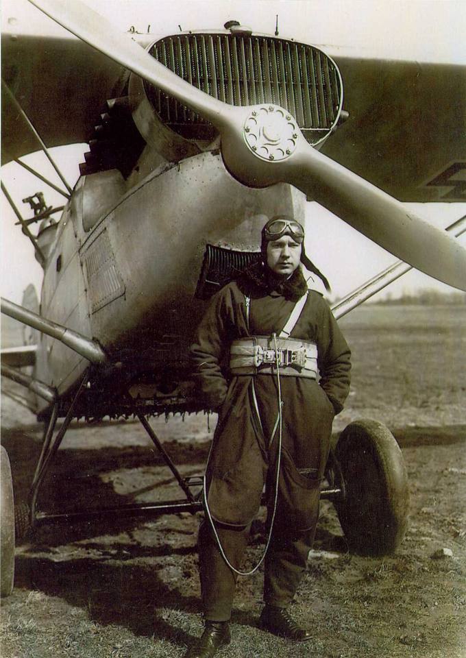 Lakūnas Simonas Mockūnas prie savo lėktuvo